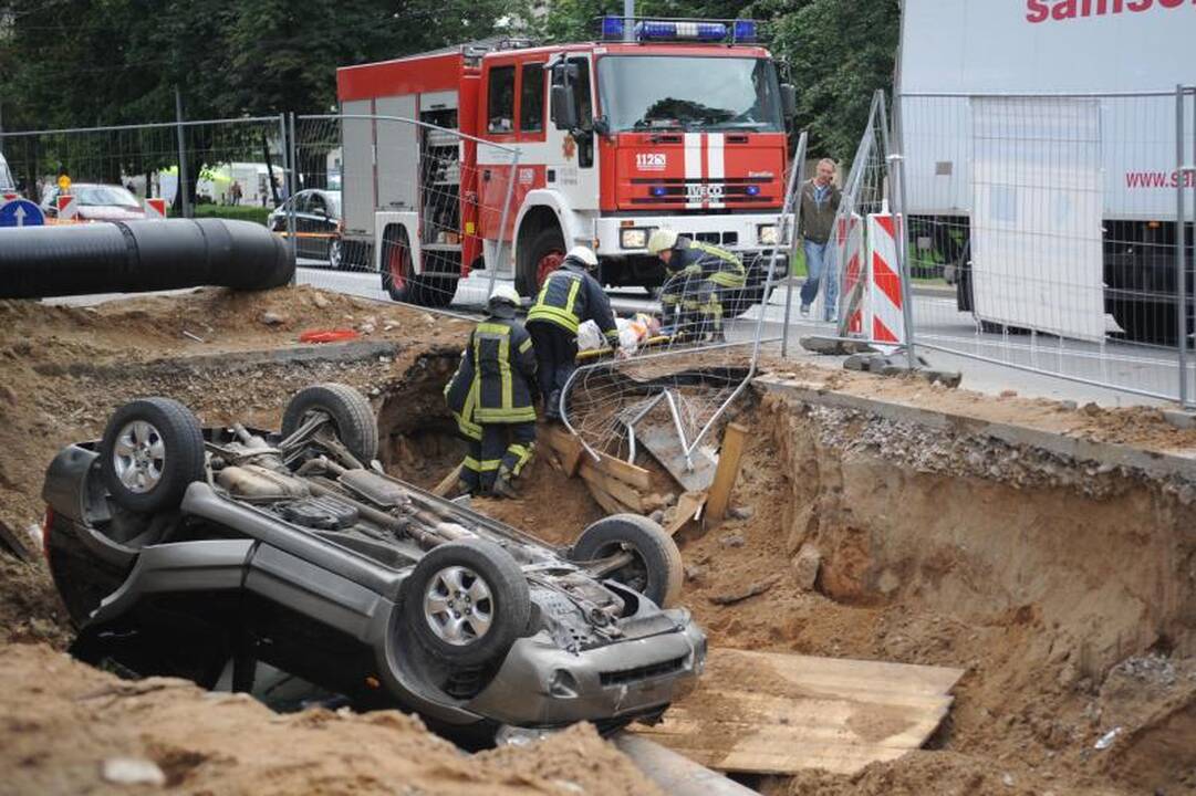 Vilniuje visureigis įvažiavo į duobę statybvietėje