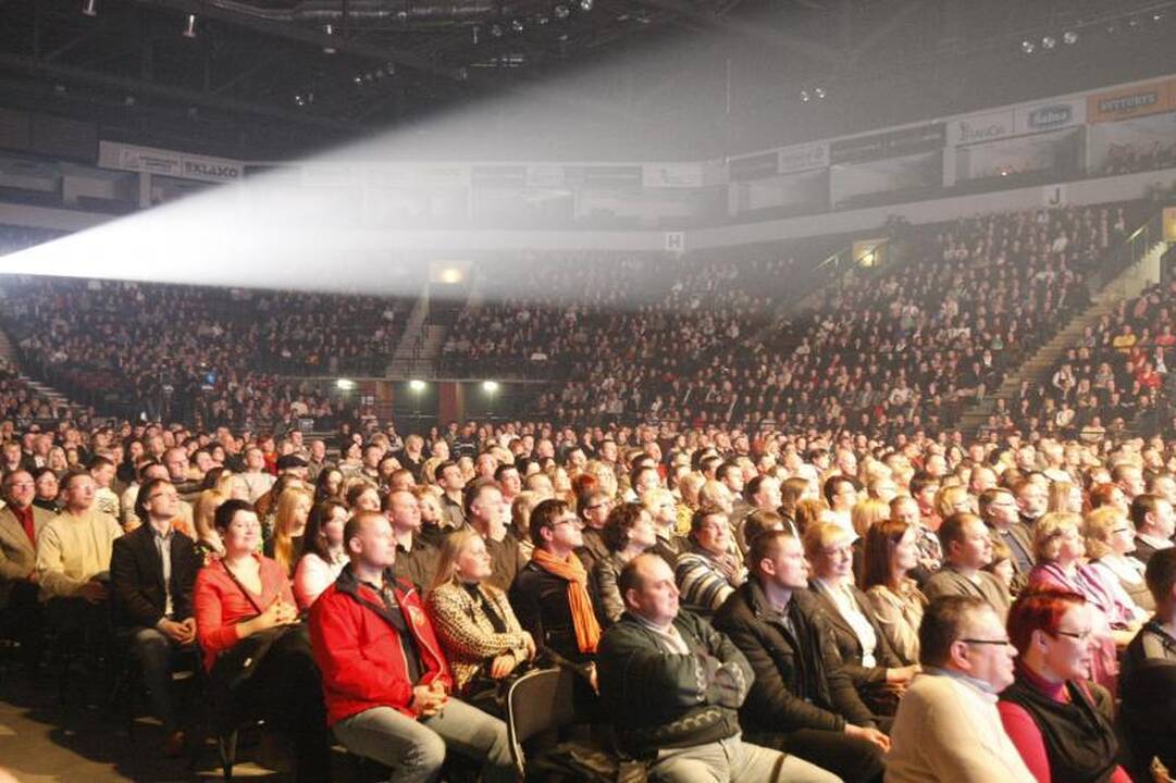 „Auksinių svogūnų“ scenoje dainas traukė A.Nedzinskas, V.Uspaskichas
