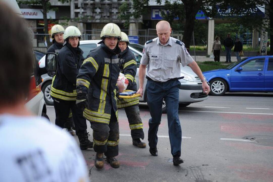 Vilniuje visureigis įvažiavo į duobę statybvietėje
