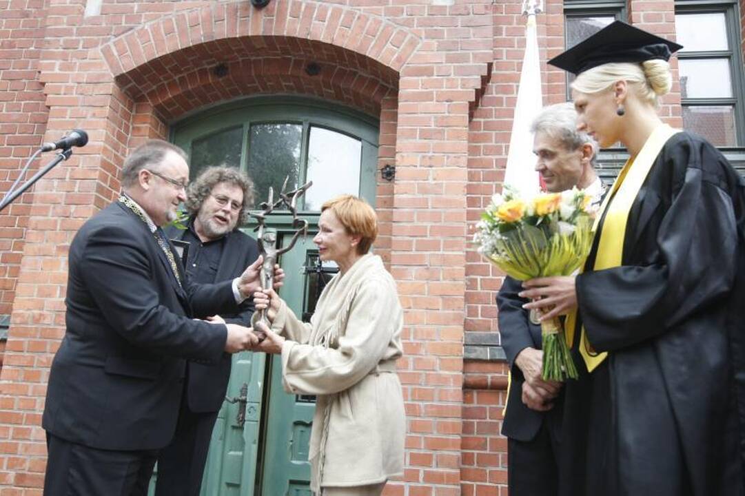 Klaipėdos universitetą papuošė nauja skulptūra