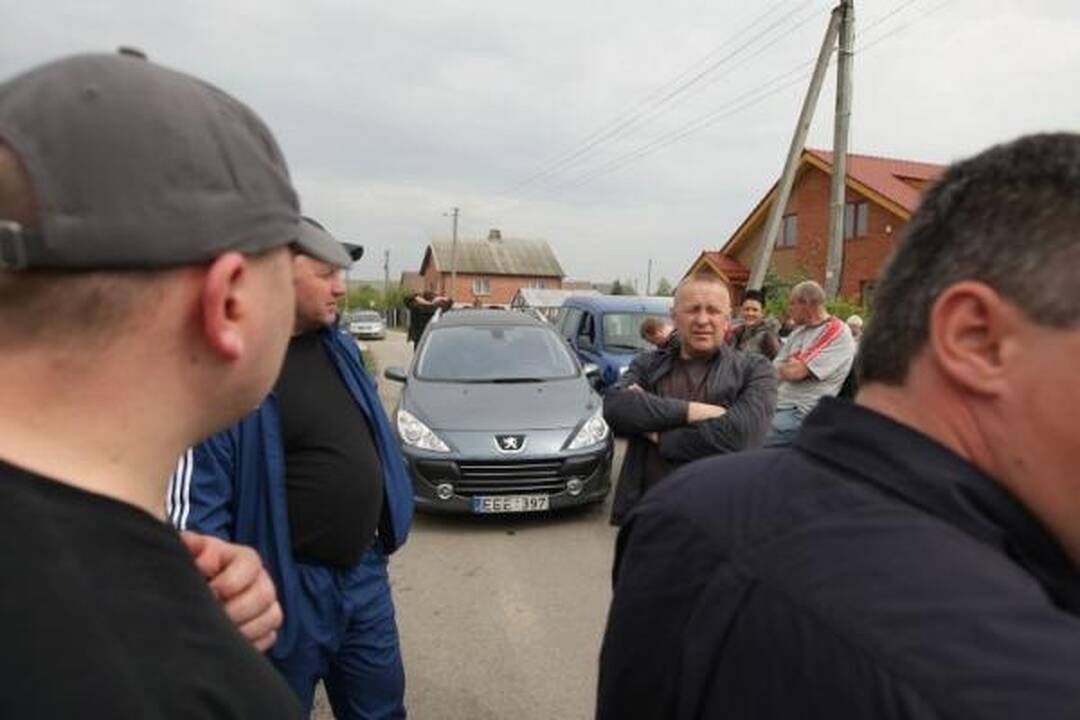 Dėl D.Kedžio dukros perdavimo antstolis paprašė vaiko teisių gynėjų pagalbos