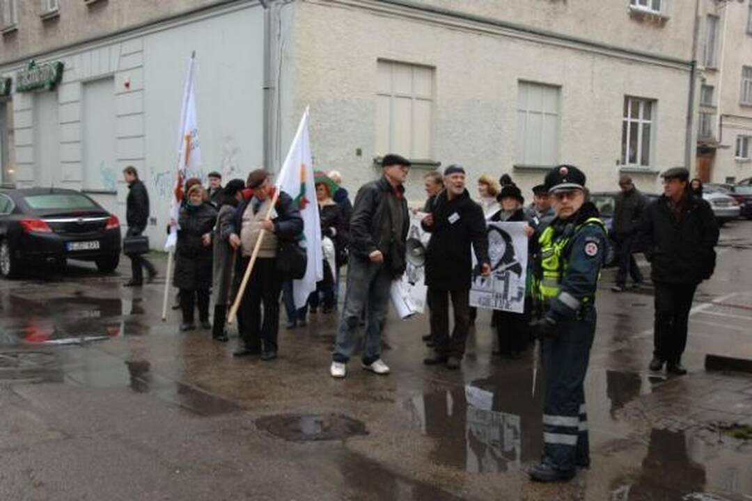 Šiukšlių deginimas: piketuotojai reikalavo politikų atstatydinimo 
