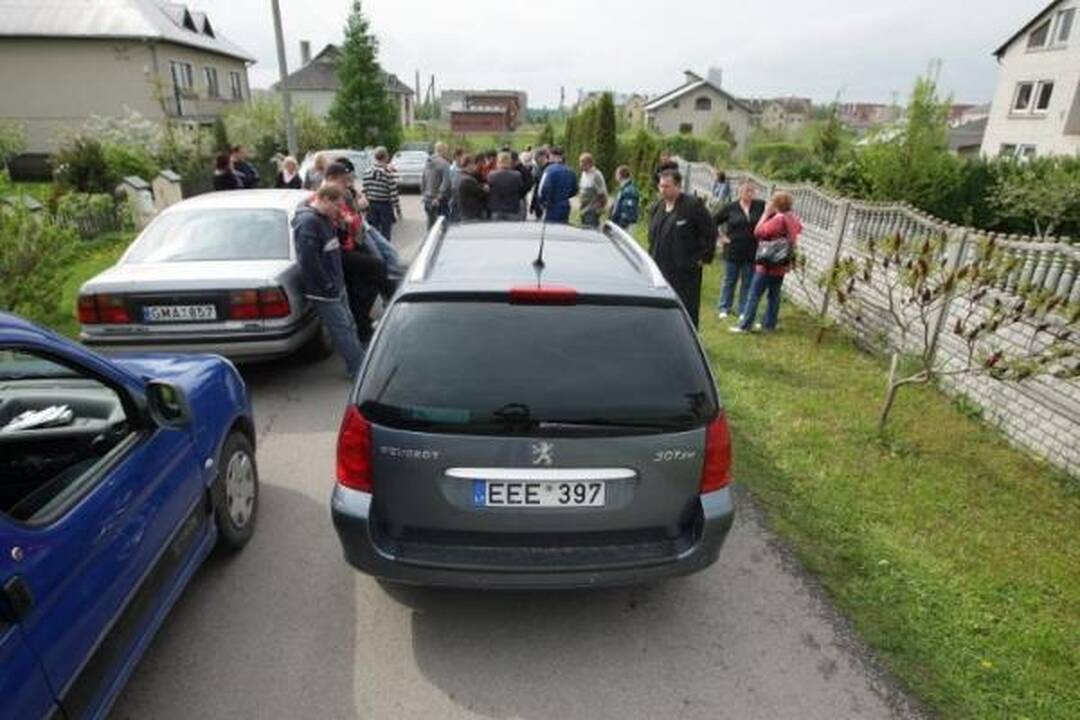 Dėl D.Kedžio dukros perdavimo antstolis paprašė vaiko teisių gynėjų pagalbos