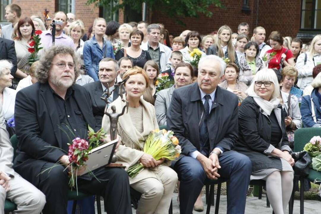 Klaipėdos universitetą papuošė nauja skulptūra