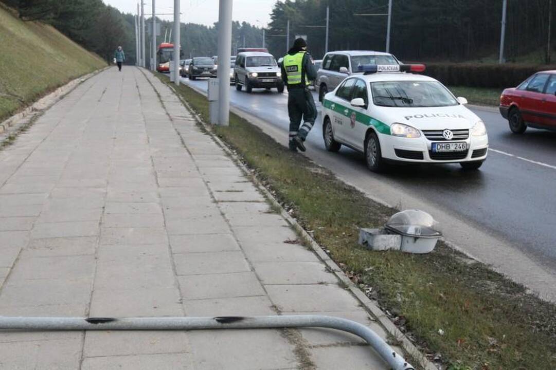 Vilniuje šalia pėsčiųjų perėjos „Opel“ vairuotojas nuvertė stulpą
