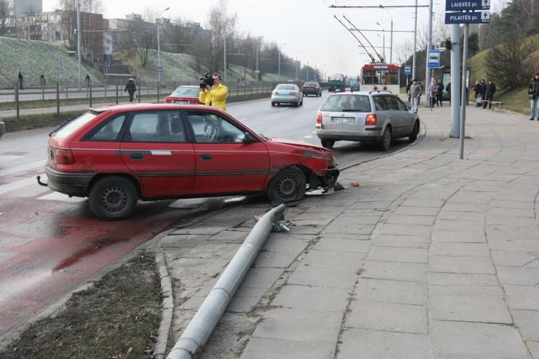 Vilniuje šalia pėsčiųjų perėjos „Opel“ vairuotojas nuvertė stulpą