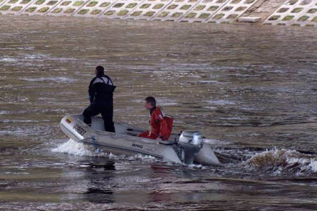 Nuo Baltojo tilto Vilniuje nušoko vyras (papildyta)
