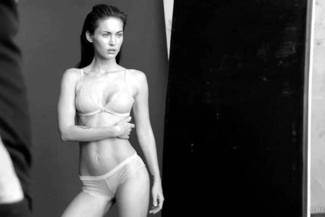 Išrink karščiausią „Armani“ apatinio trikotažo reklamos merginą
