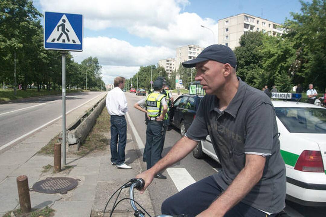 Pėsčiųjų perėjoje partrenkęs žmogų taksistas apsiverkė