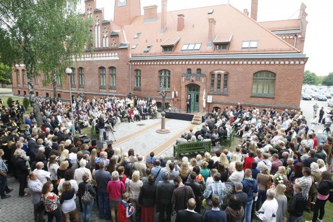Klaipėdos universitetą papuošė nauja skulptūra