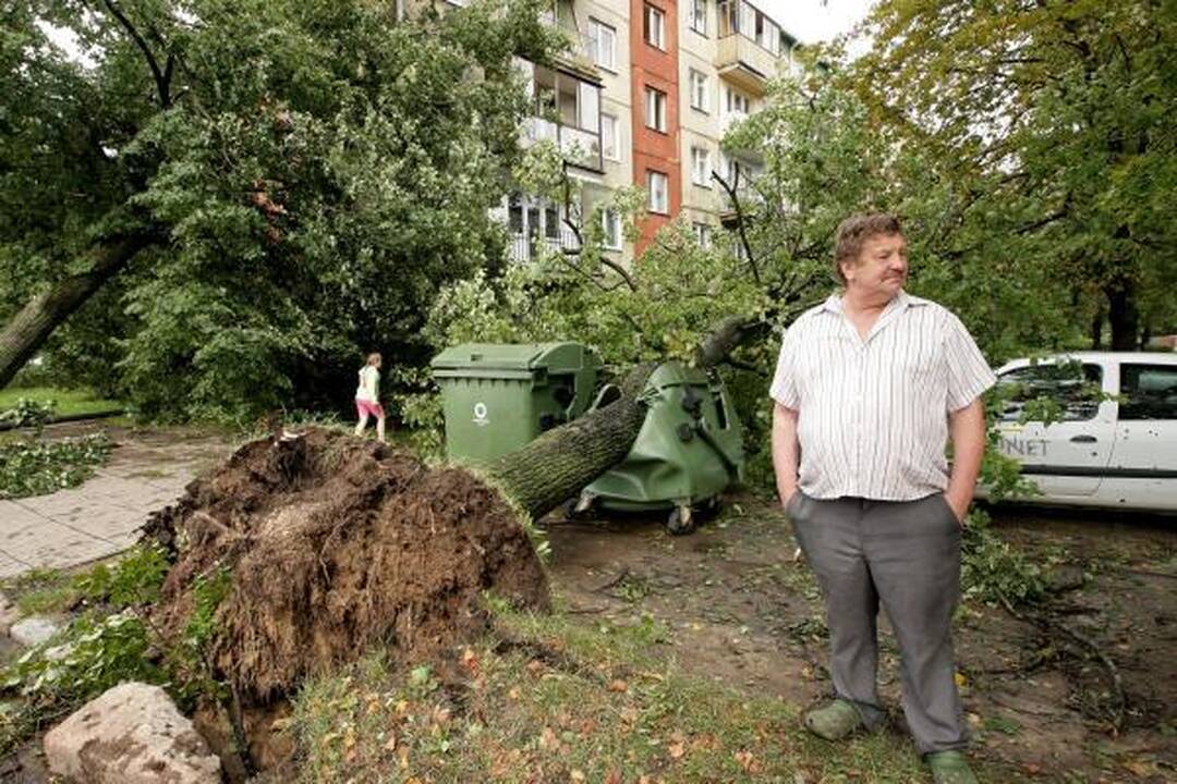 Sekmadienio naktį miestą nusiaubė audra (papildyta)