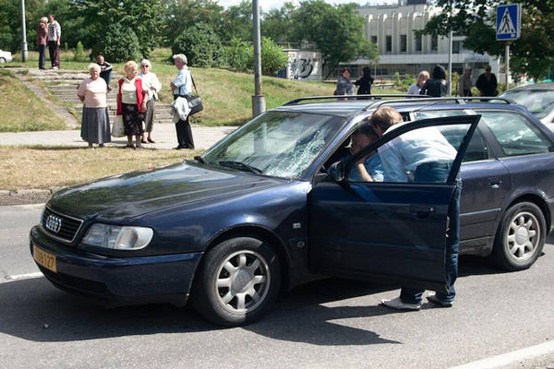 Pėsčiųjų perėjoje partrenkęs žmogų taksistas apsiverkė