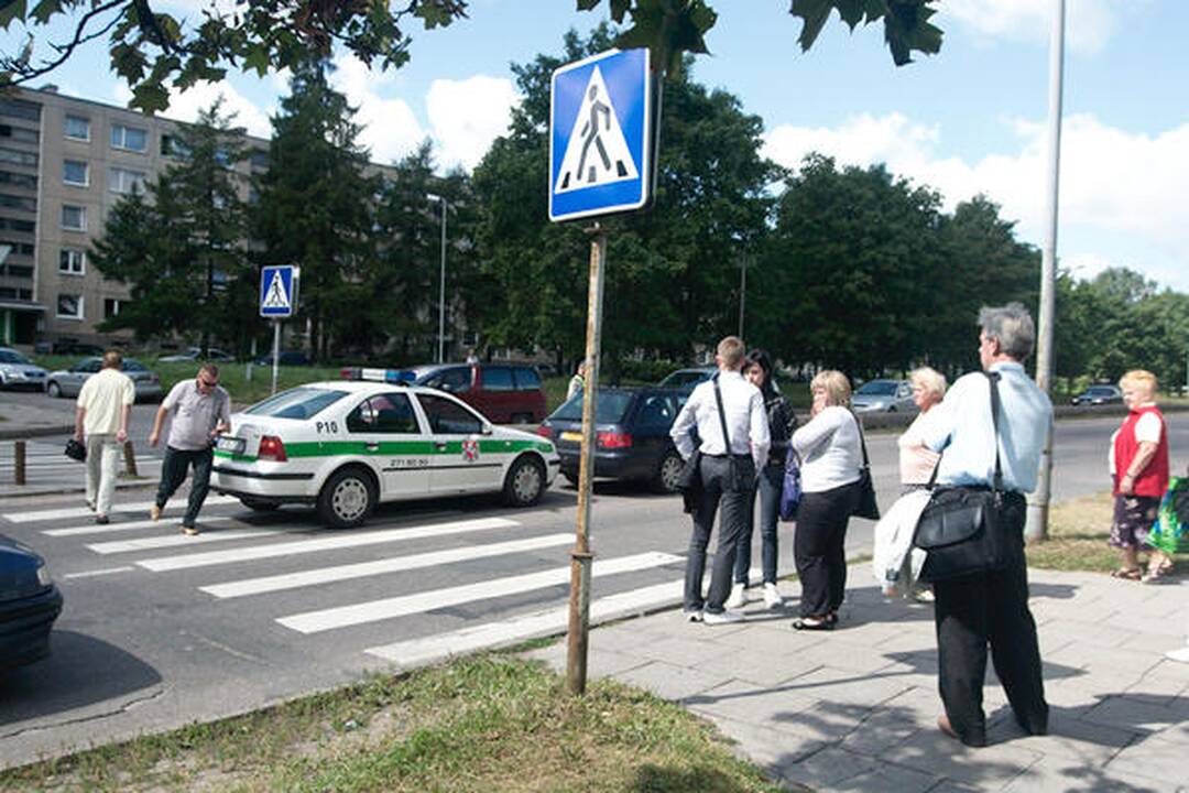 Pėsčiųjų perėjoje partrenkęs žmogų taksistas apsiverkė