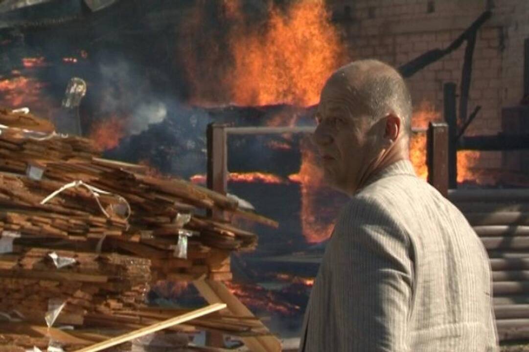 Kretingos rajone kilo didžiulis gaisras, sudegė medienos įmonė