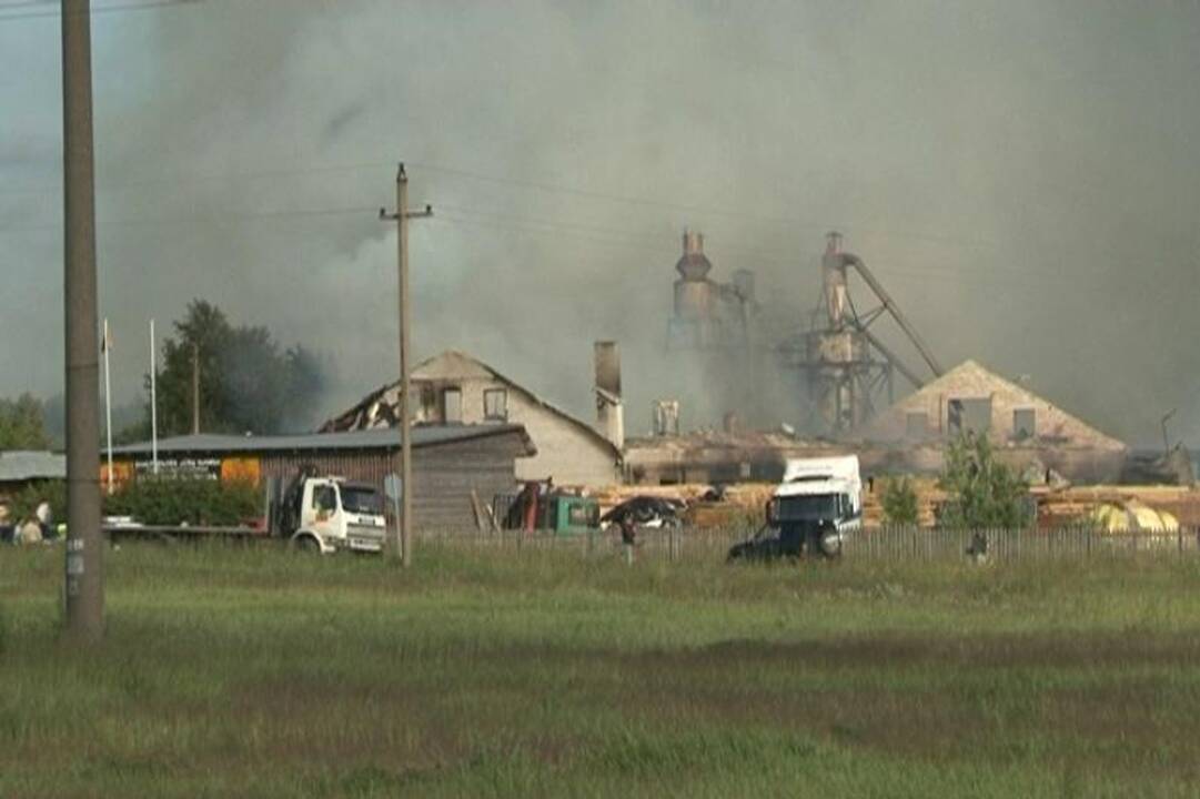 Kretingos rajone kilo didžiulis gaisras, sudegė medienos įmonė
