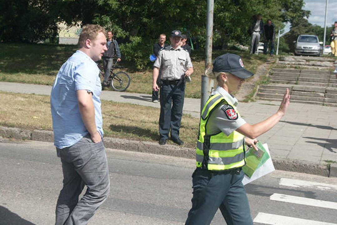 Pėsčiųjų perėjoje partrenkęs žmogų taksistas apsiverkė