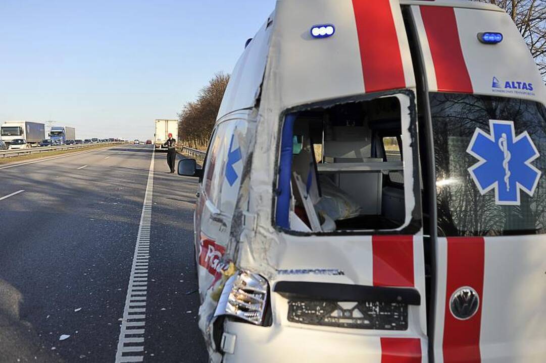 Prie Rumšiškių deganti žolė sukėlė dvi avarijas