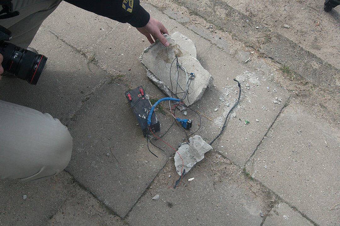Išminuotojai ir gelbėtojai išardė furgone sumūrytą sarkofagą (papildyta)
