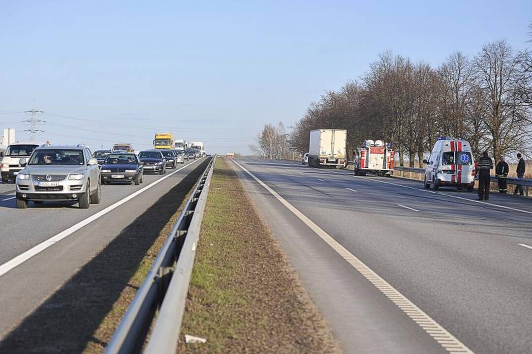 Prie Rumšiškių deganti žolė sukėlė dvi avarijas