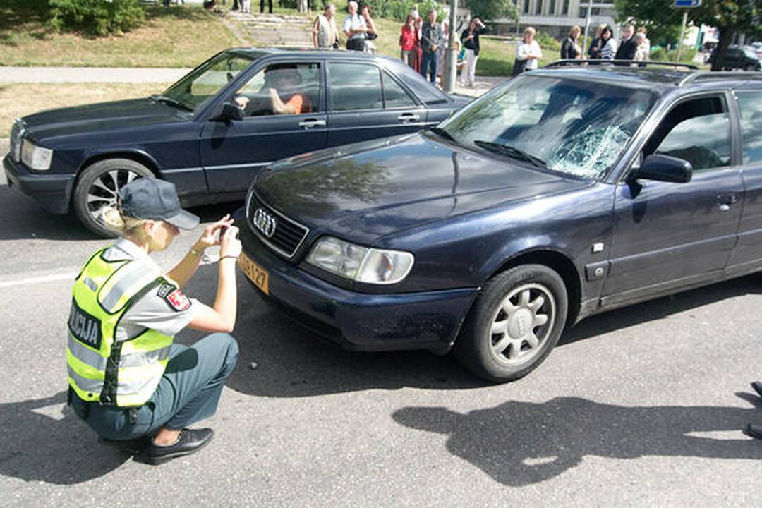 Pėsčiųjų perėjoje partrenkęs žmogų taksistas apsiverkė