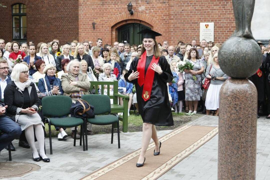 Klaipėdos universitetą papuošė nauja skulptūra