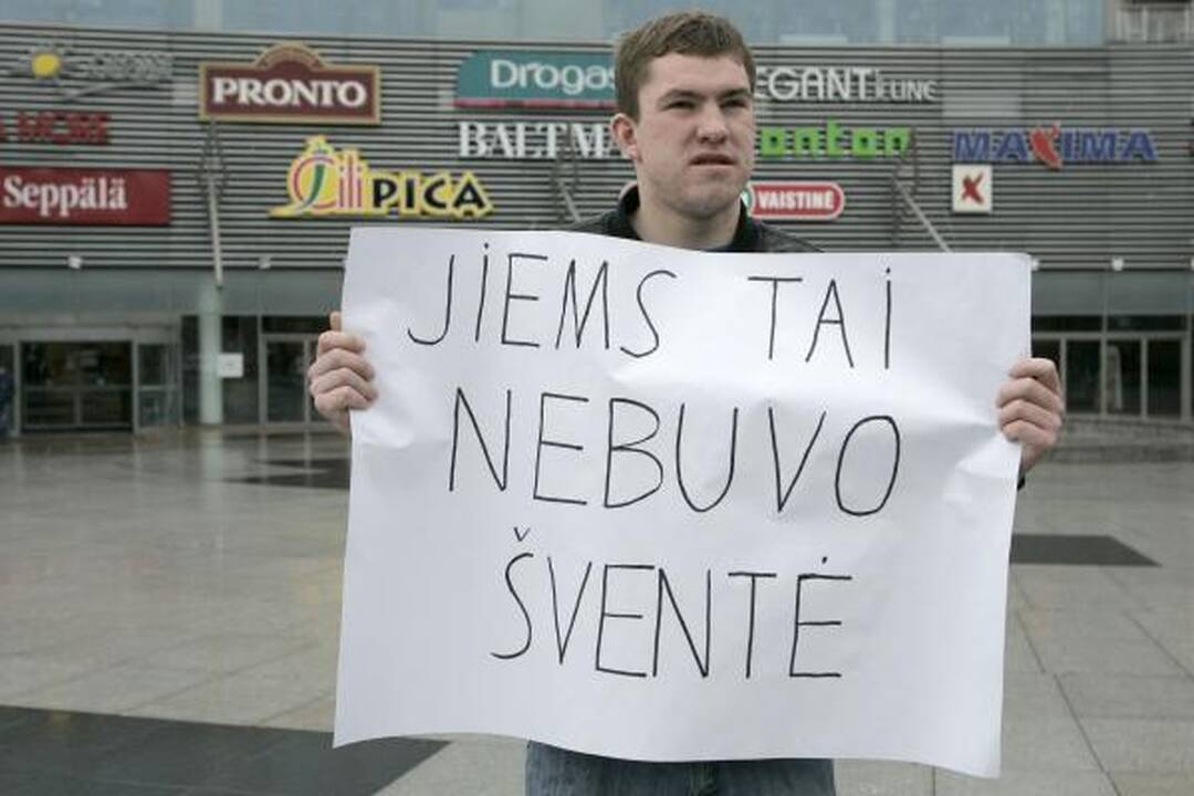 Vilniuje vėl protestuota prieš karo veteranų eitynes (papildyta)