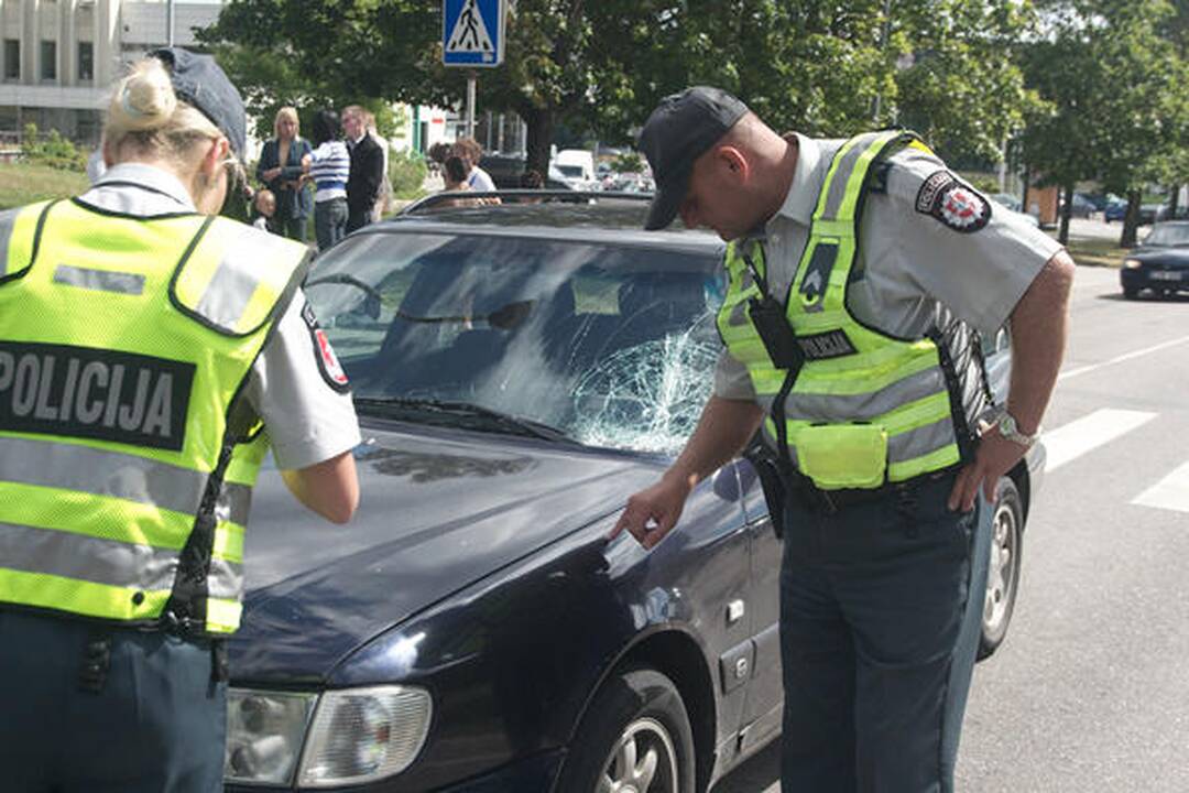Pėsčiųjų perėjoje partrenkęs žmogų taksistas apsiverkė