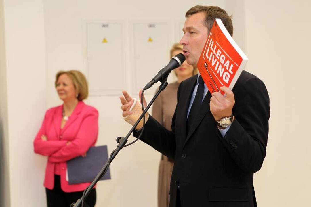 R.Bartkaus darbų vyras nepamatė, nes galerijos darbuotojas pramigo?