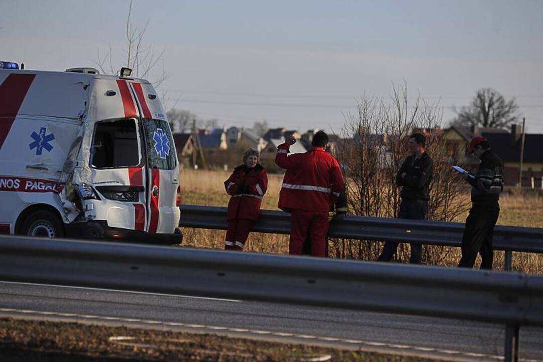 Prie Rumšiškių deganti žolė sukėlė dvi avarijas
