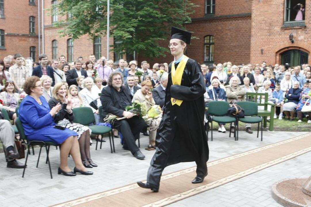 Klaipėdos universitetą papuošė nauja skulptūra