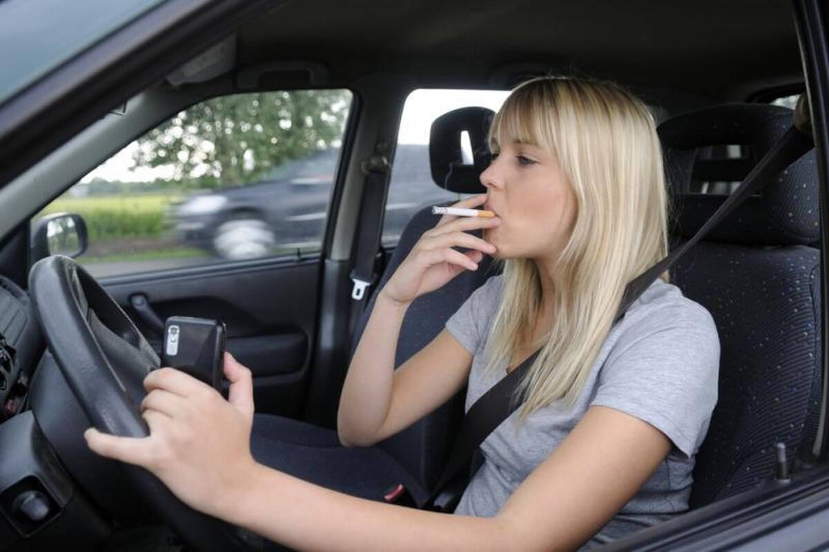 Rūkymas automobilyje kenkia labiau nei išmetamosios dujos