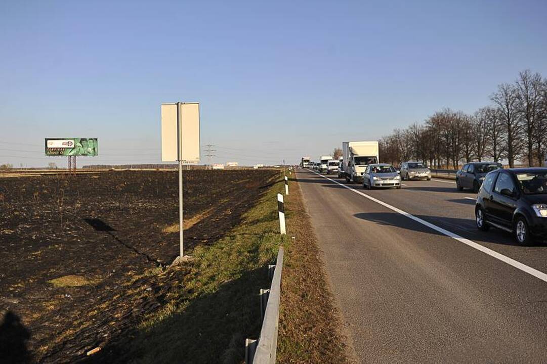 Prie Rumšiškių deganti žolė sukėlė dvi avarijas