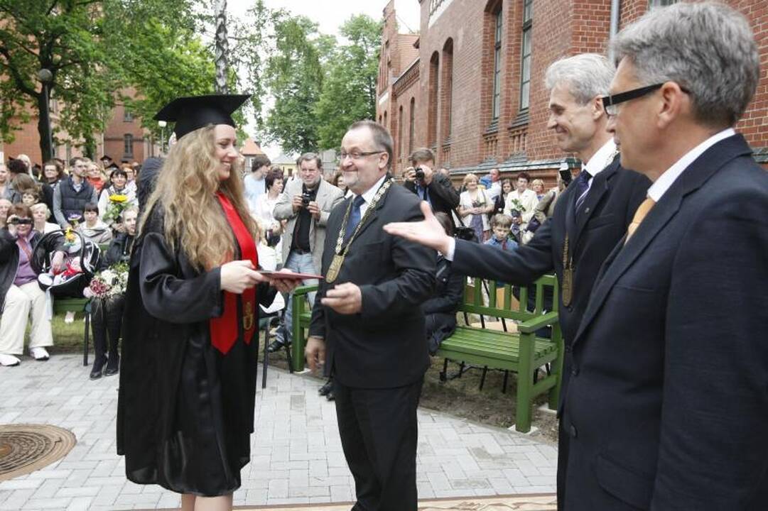 Klaipėdos universitetą papuošė nauja skulptūra