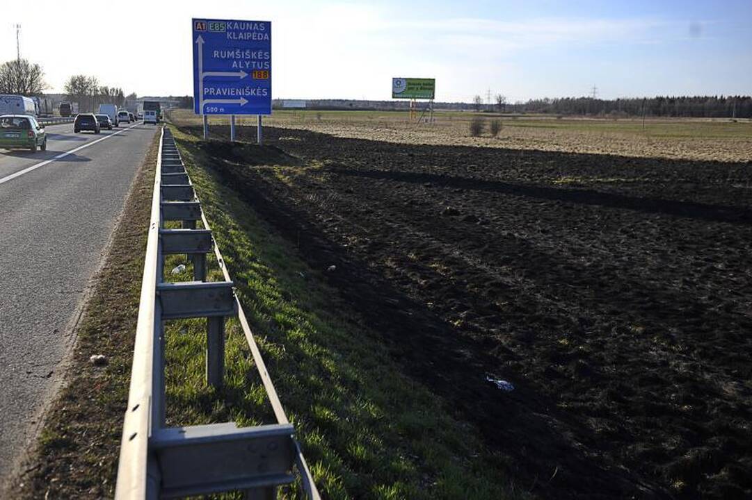 Prie Rumšiškių deganti žolė sukėlė dvi avarijas