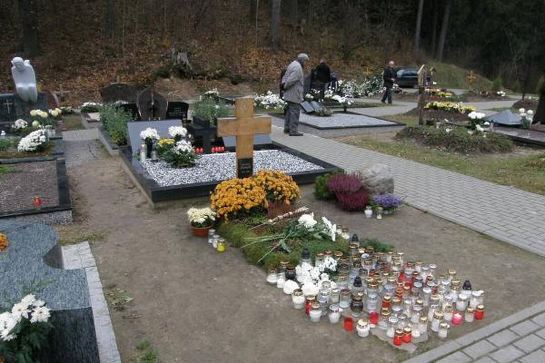 Skaitytojo informacija: Antakalnio kapinėse pasidarbavo vandalai