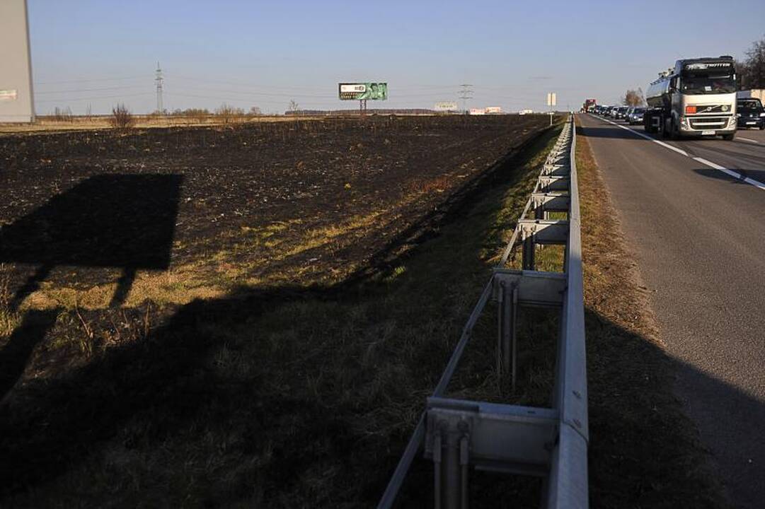 Prie Rumšiškių deganti žolė sukėlė dvi avarijas