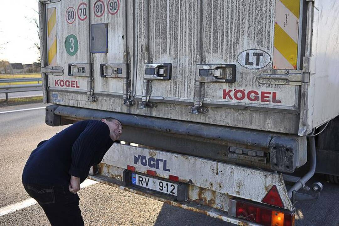 Prie Rumšiškių deganti žolė sukėlė dvi avarijas