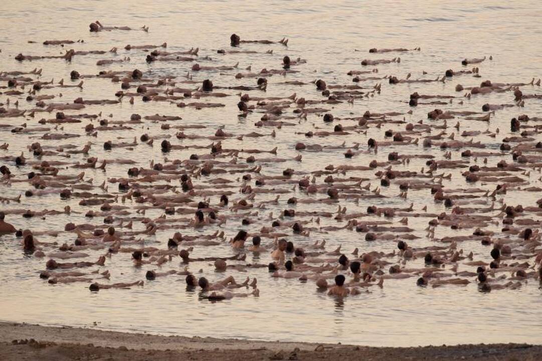Tūkstančiai nuogų žmonų nusifotografavo prie Negyvosios jūros