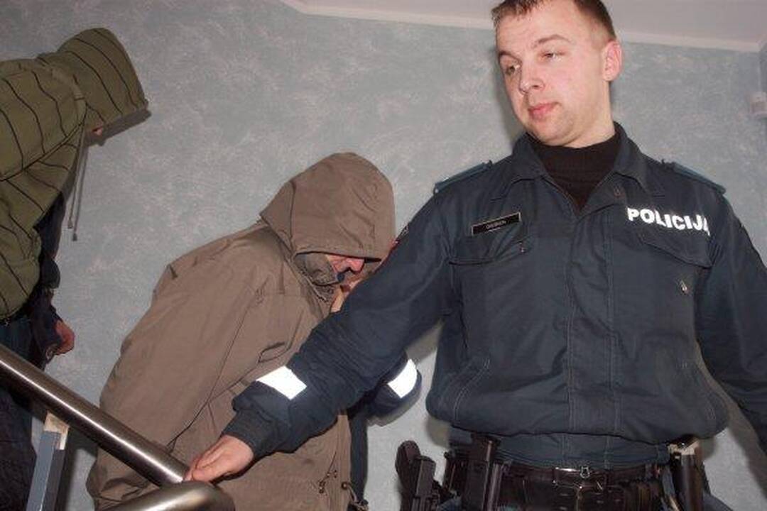 Dėl pacientės išžaginimo neįtikėtiną versiją pateikęs medikas slepia veidą 