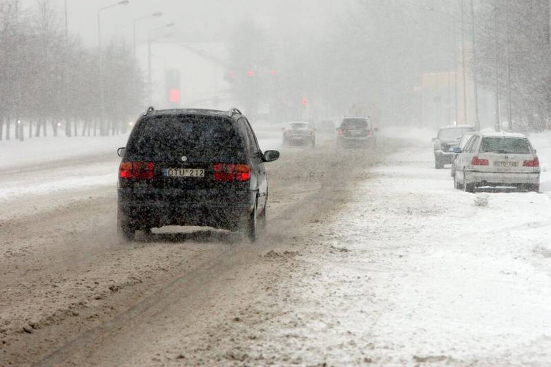 Automobiliai slidinėjo apsnigtose gatvėse 