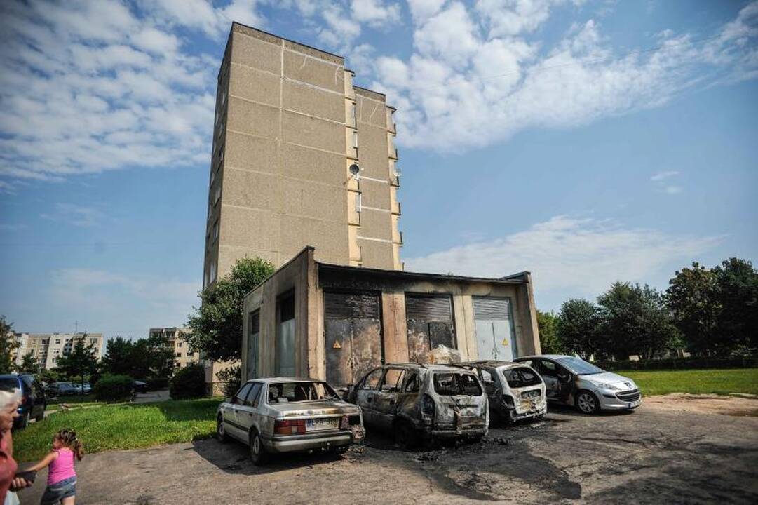 Kaune naktį sudegė keturi       automobiliai 
