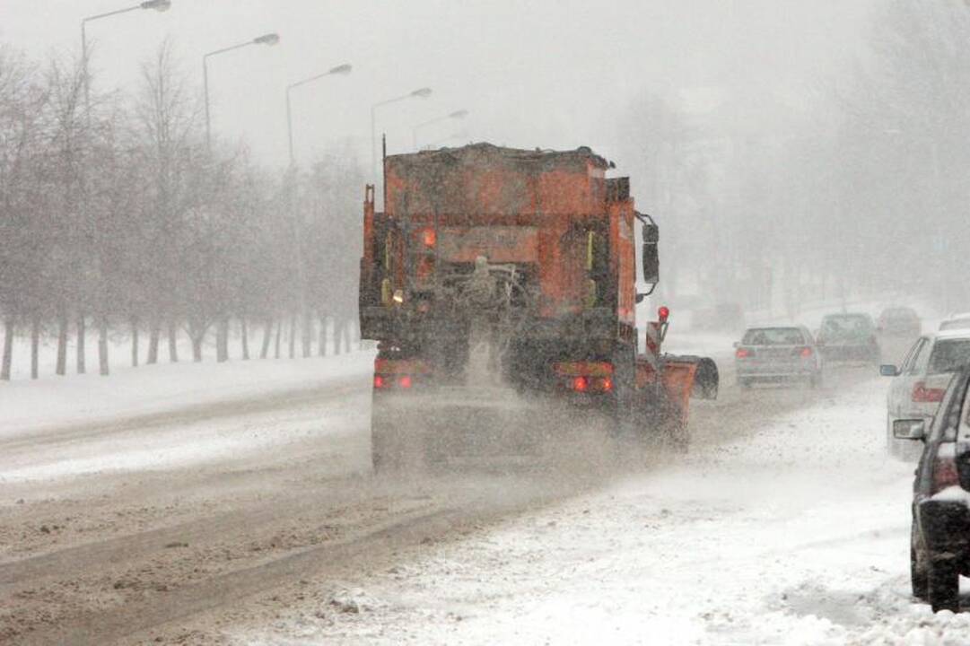 Automobiliai slidinėjo apsnigtose gatvėse 