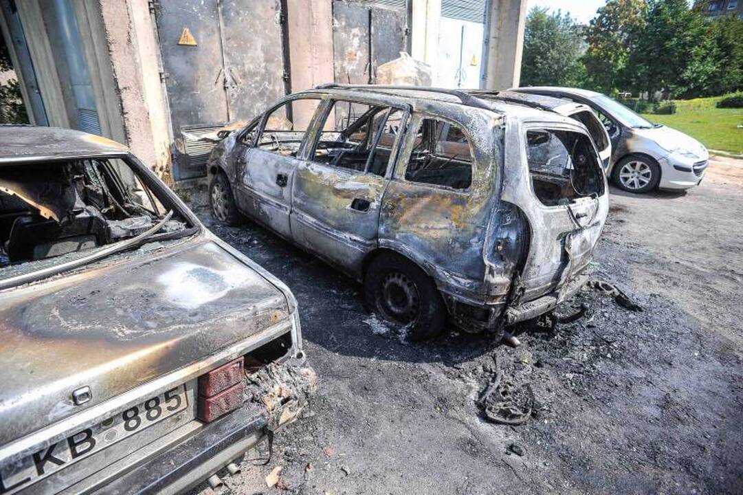 Kaune naktį sudegė keturi       automobiliai 