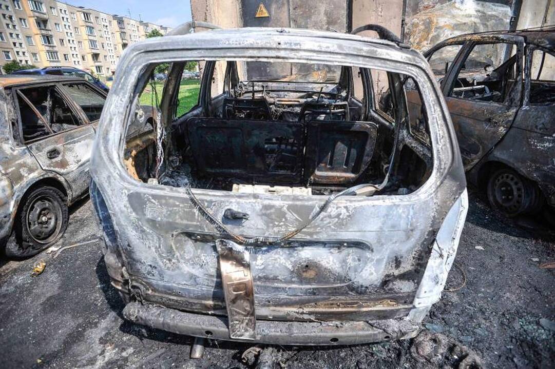 Kaune naktį sudegė keturi       automobiliai 