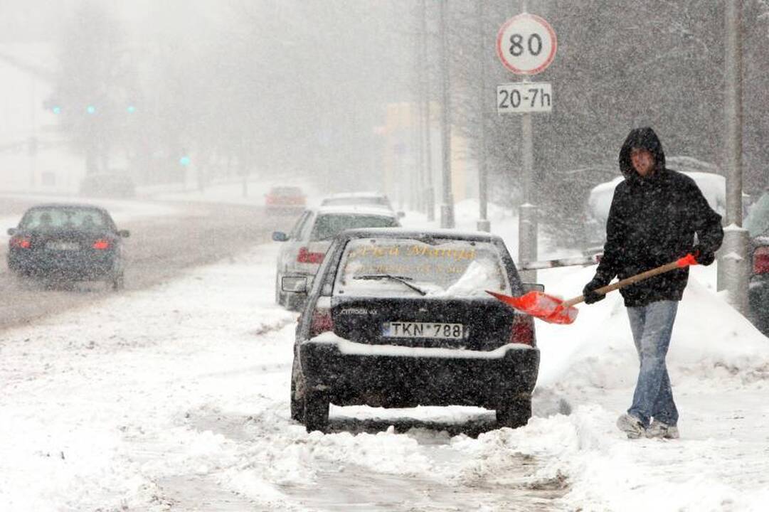 Automobiliai slidinėjo apsnigtose gatvėse 