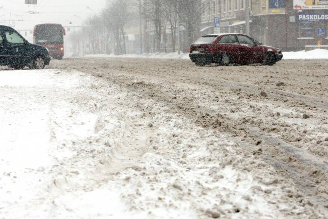 Automobiliai slidinėjo apsnigtose gatvėse 