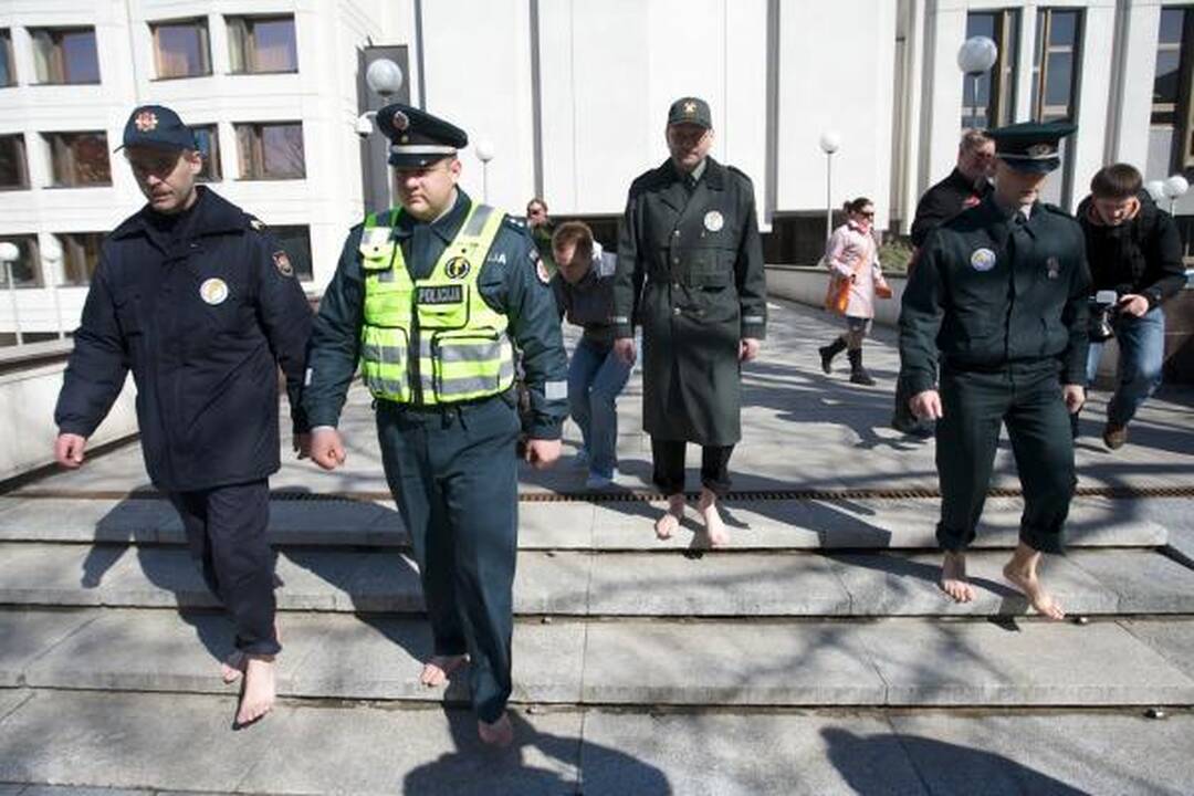 Protestuojantys basi pareigūnai - tik pradžia (papildyta 13.24 val.)