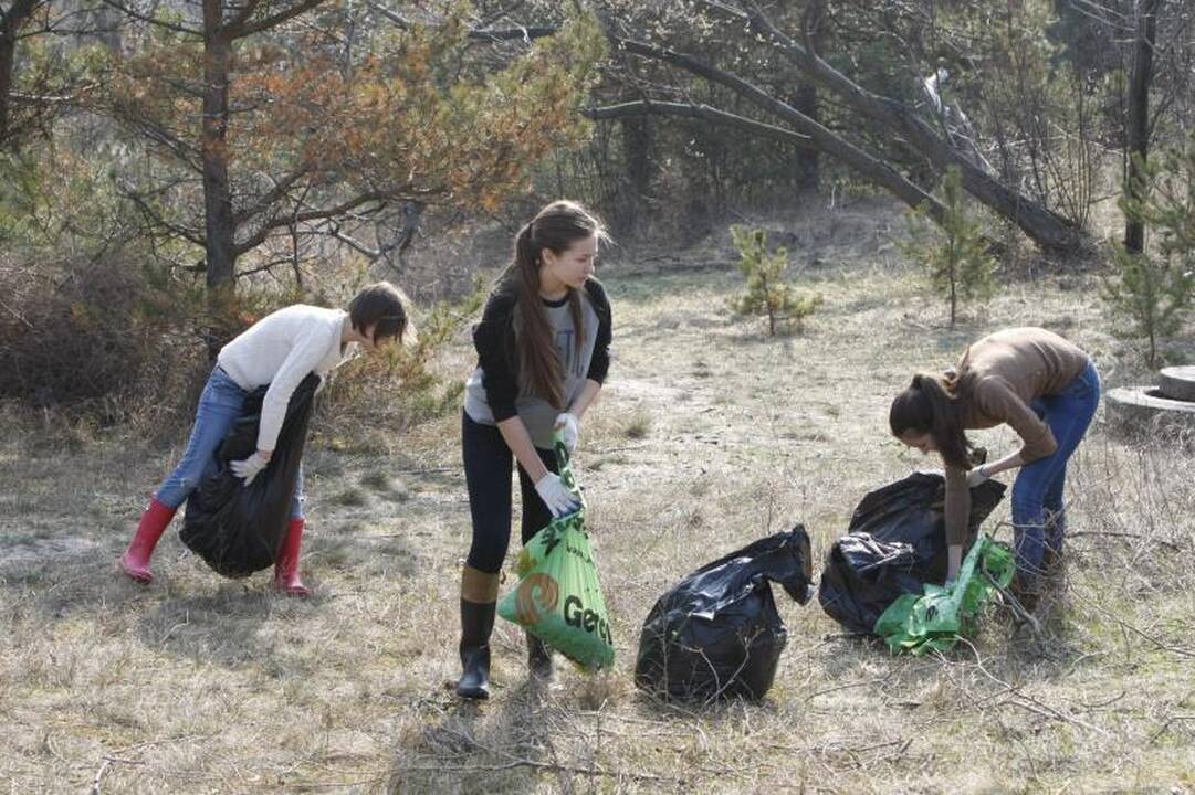 Akcijos „Darom 2012“ metu šiukšles kuopė ir iš Danės dugno