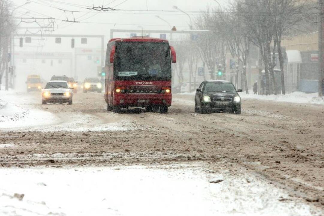 Automobiliai slidinėjo apsnigtose gatvėse 