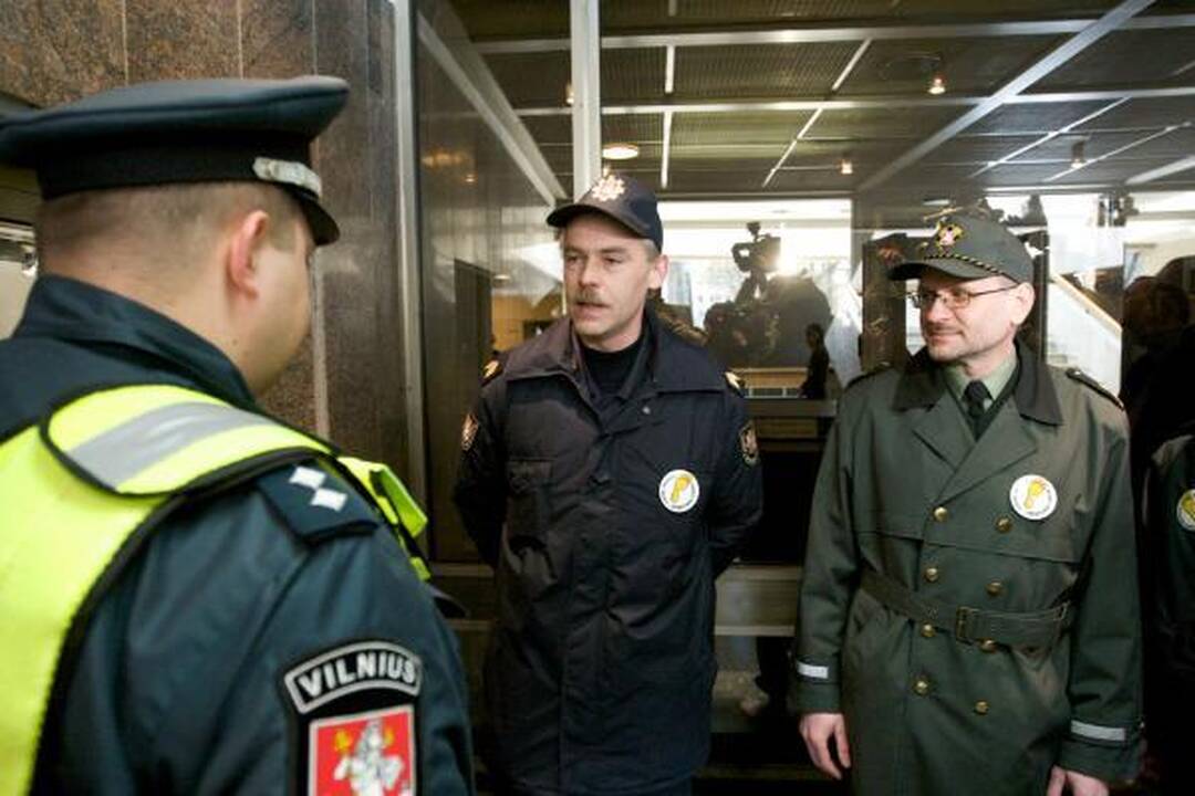 Protestuojantys basi pareigūnai - tik pradžia (papildyta 13.24 val.)